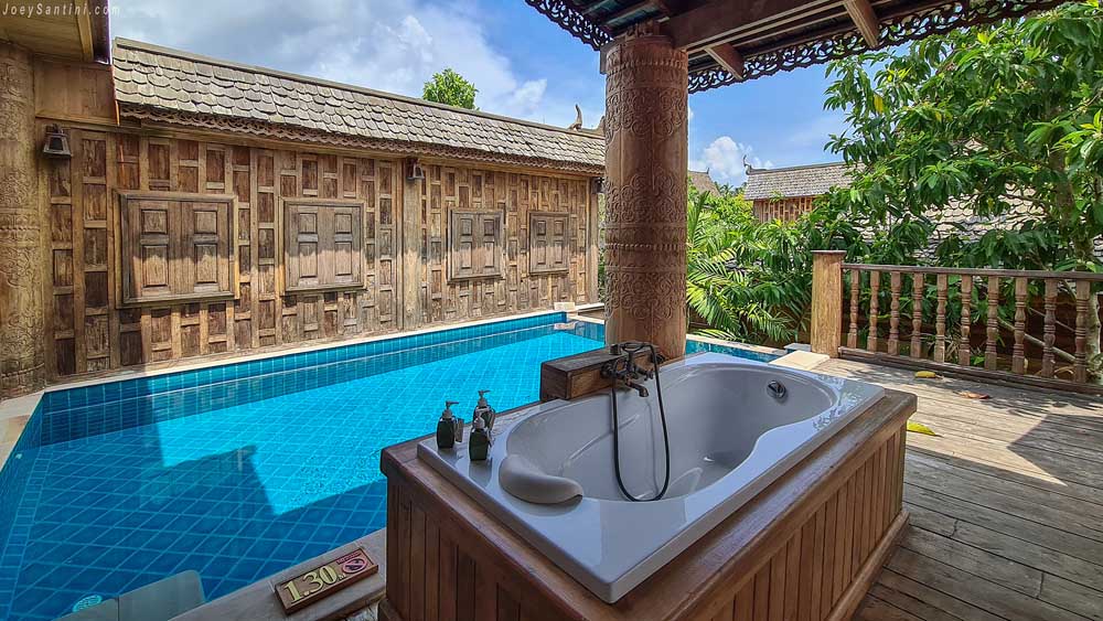 Bathtub and swimming pool in a luxury pool villa