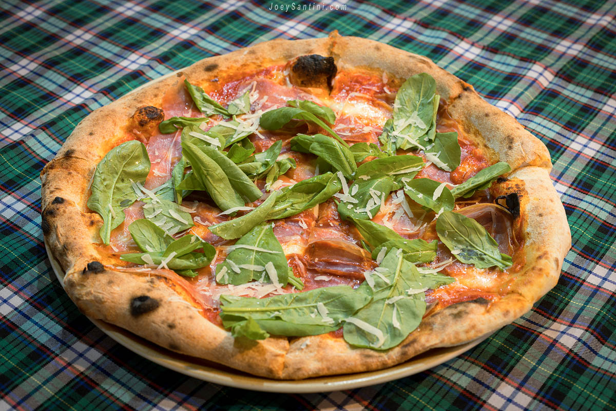 Pizza with Parma ham and roket