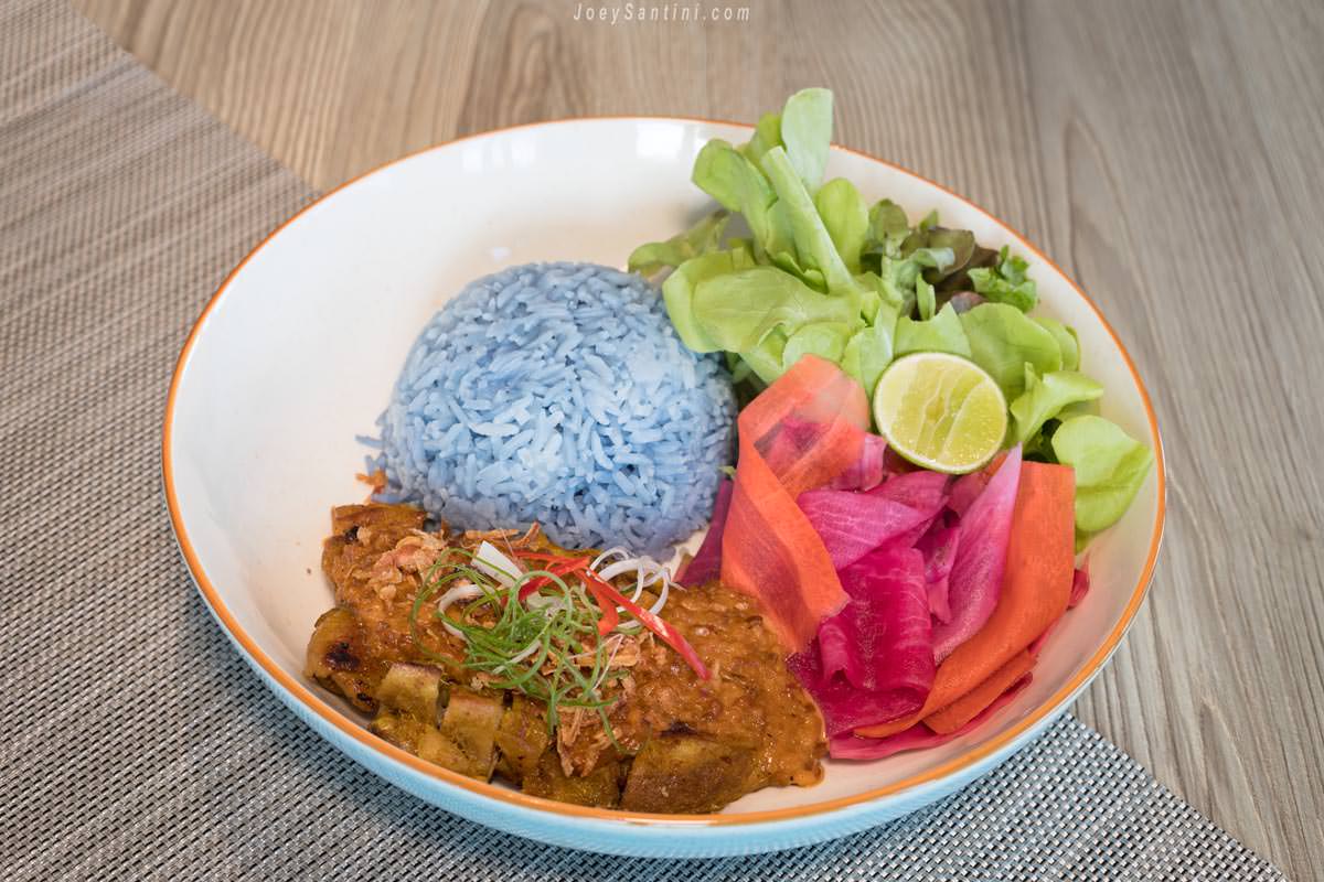 Blue rice, vegetables, chicken