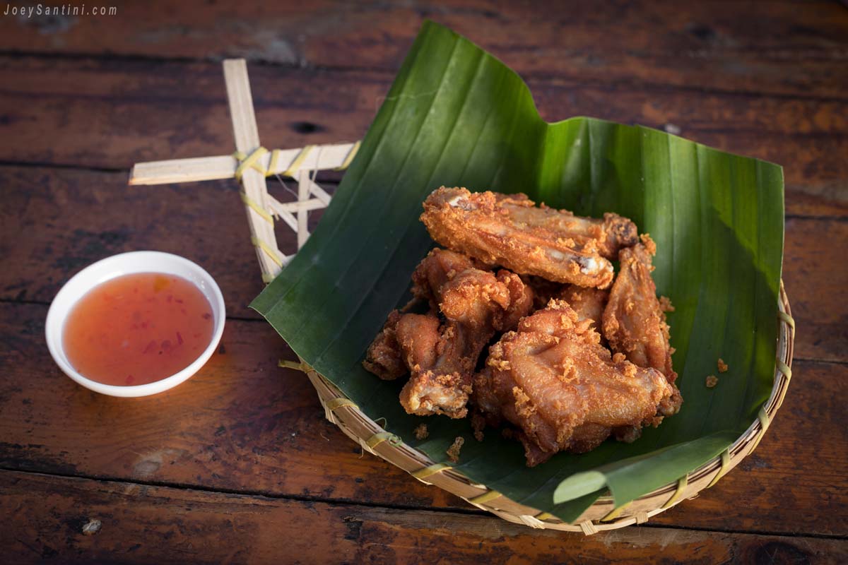 Chicken wings with red chili sauce