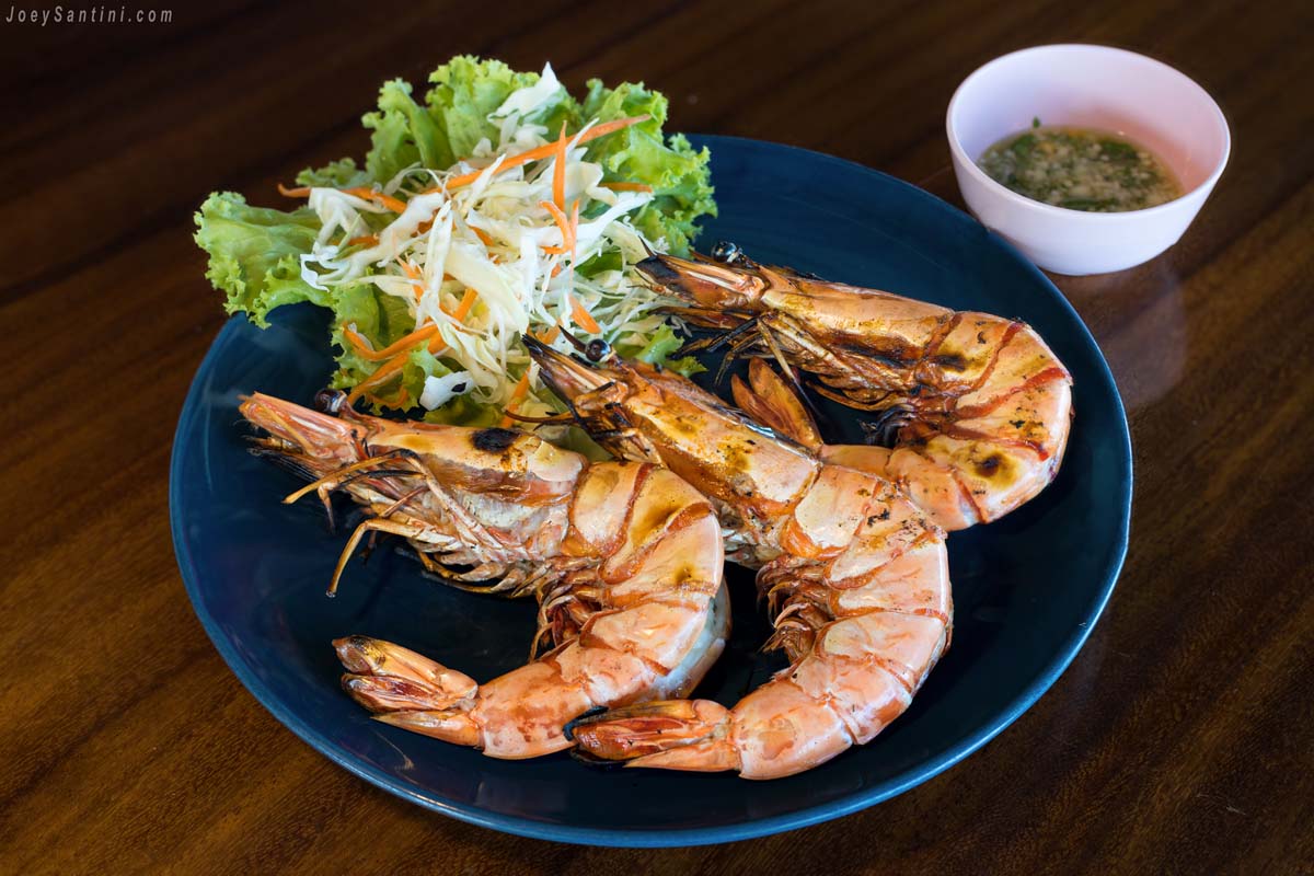 Red prawns with salad